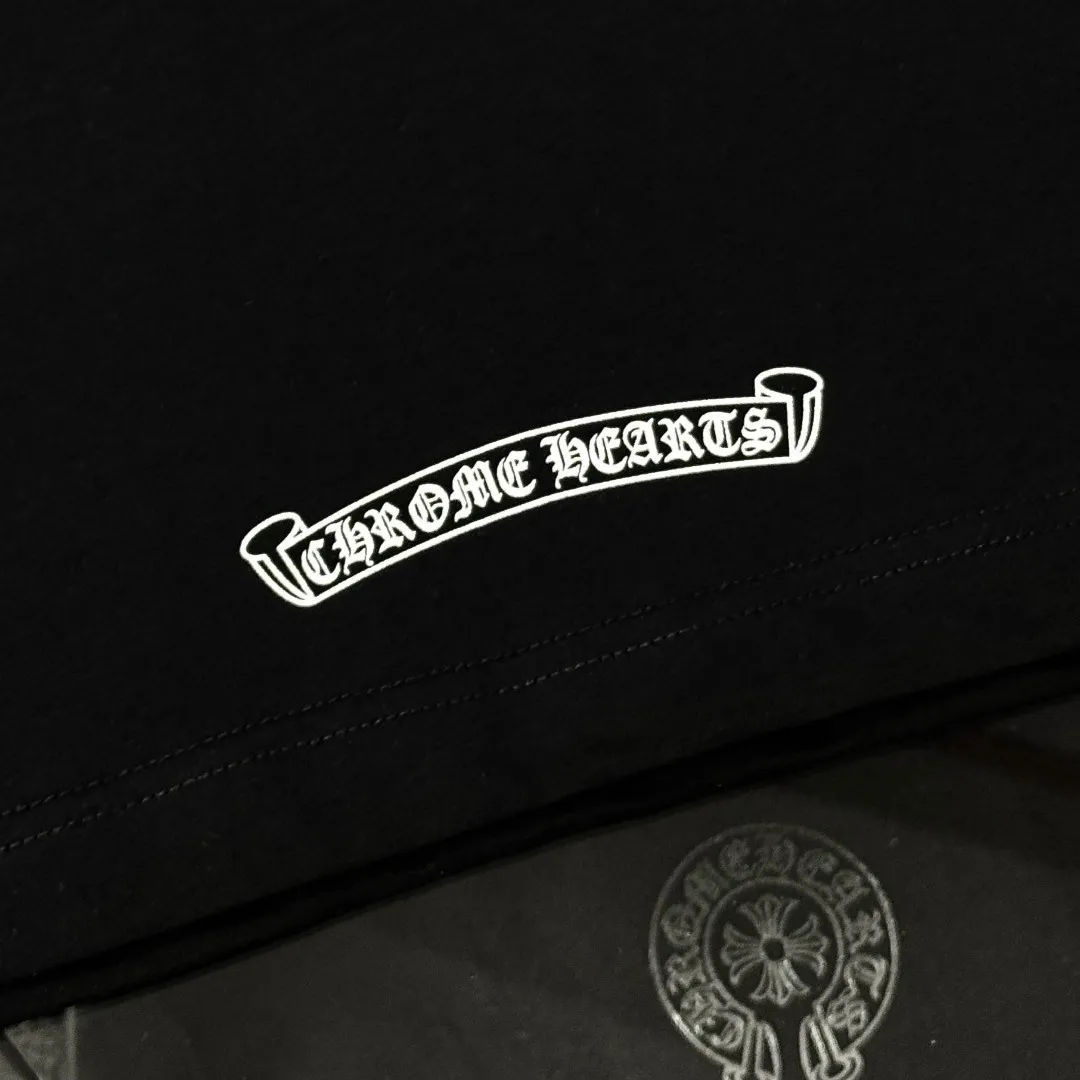 P170 Chrome Hearts 25 high-end versions. The fabric is made of 300 grams of high-density pure cotton. It does not deform or shrink. It has three labels. It is the same style for men and women. Technology: suede foaming + digital printing. Color: white, black. SIZE: S-XL.